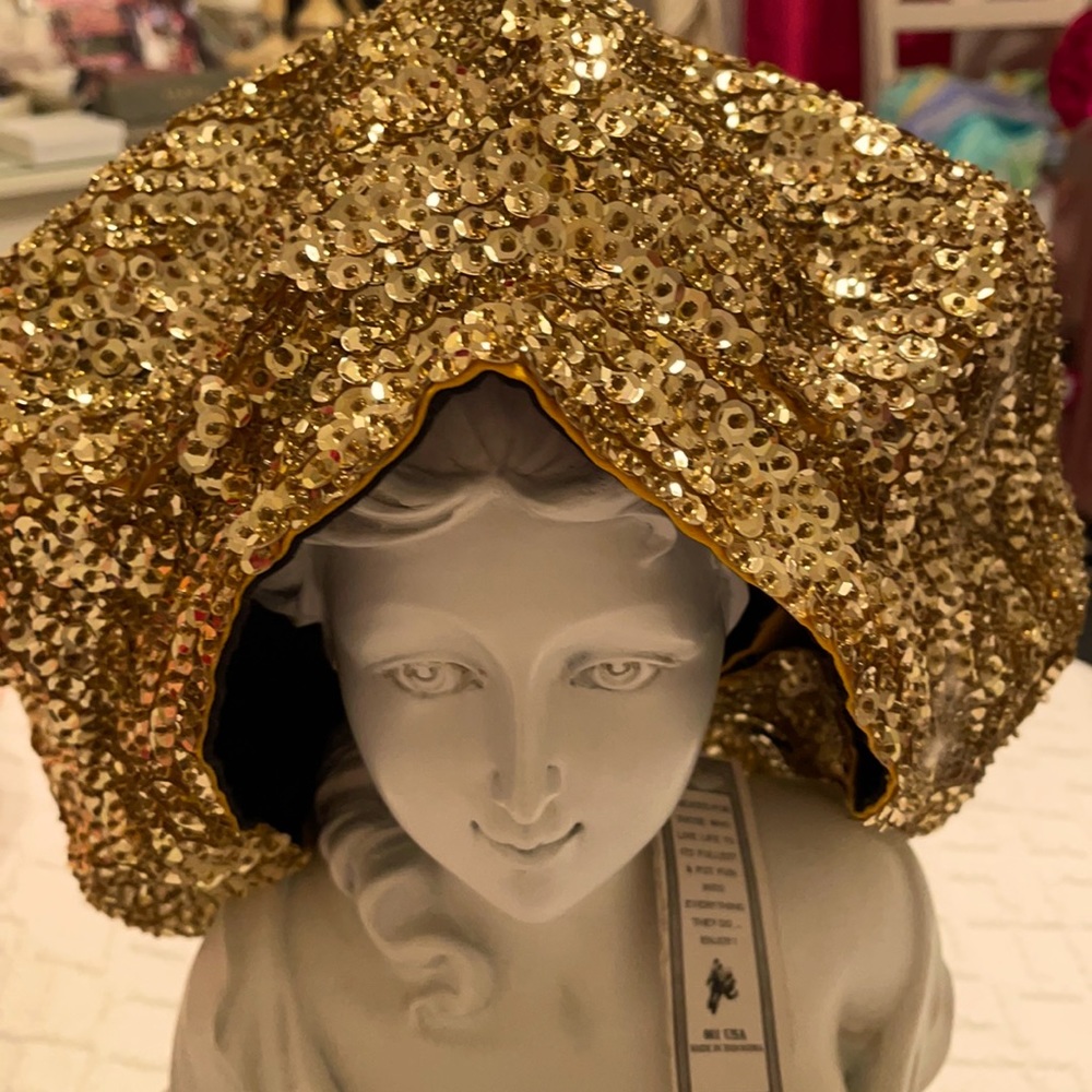 new beret, never worn,one size!